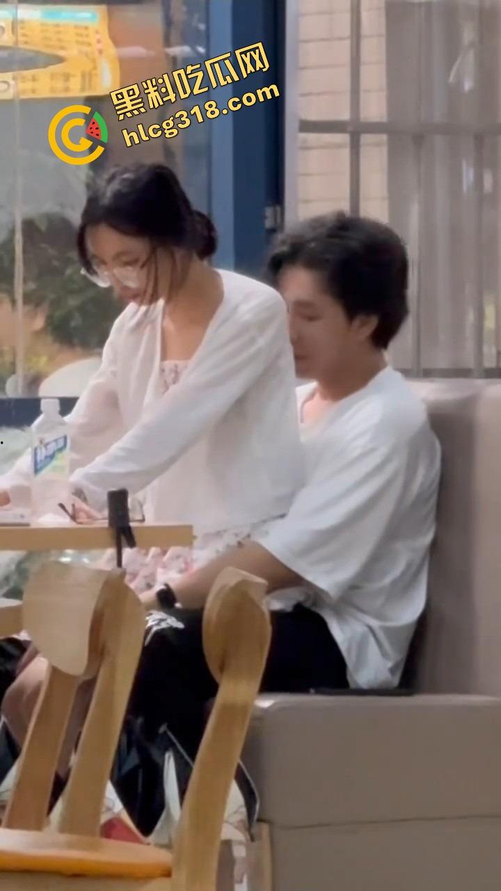 中南民族大学门口SUTAICHA酥太茶店里直接打炮，妹子青天白日坐在鸡鸡上瞄了半天才对准洞口！  第4张