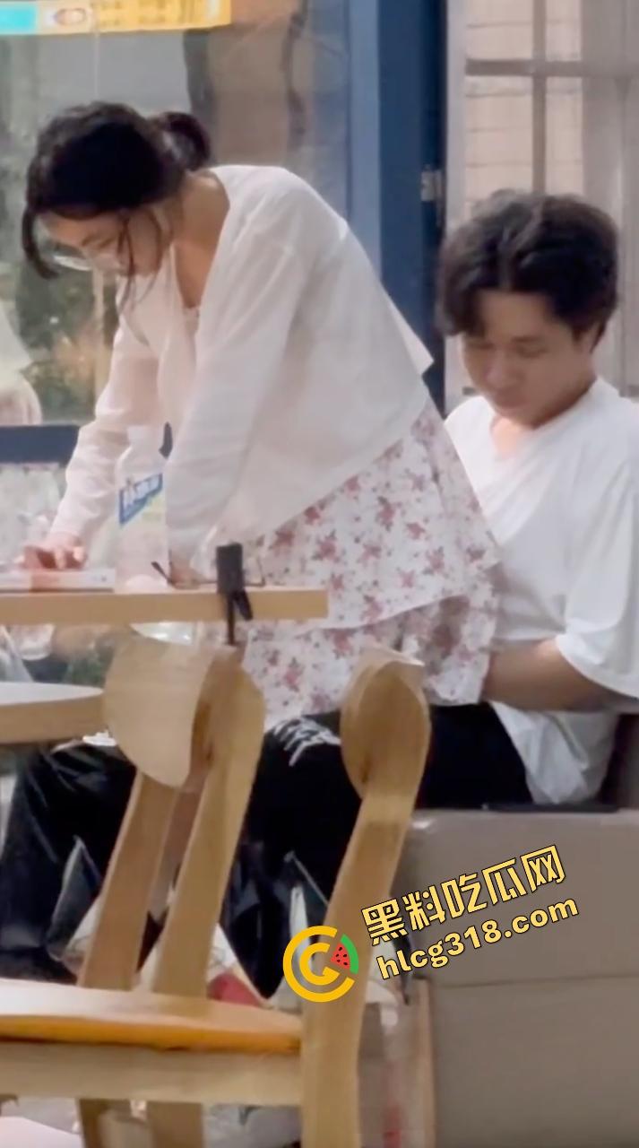 中南民族大学门口SUTAICHA酥太茶店里直接打炮，妹子青天白日坐在鸡鸡上瞄了半天才对准洞口！  第6张