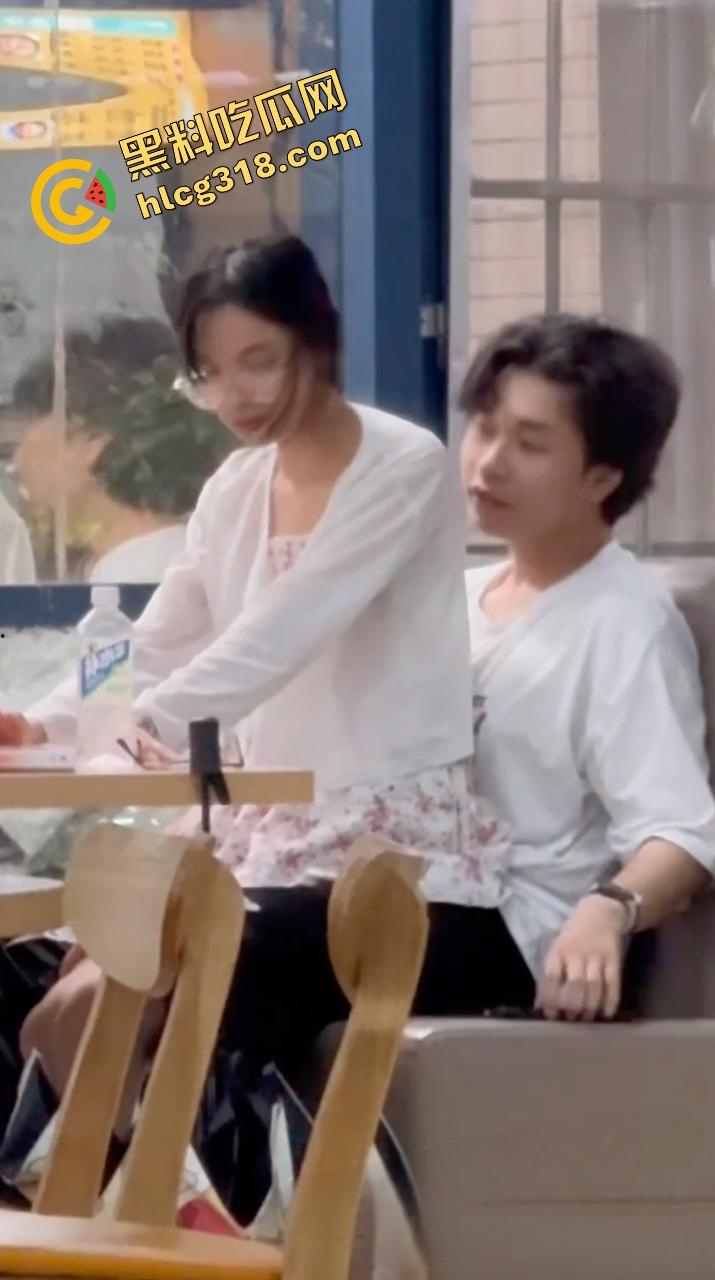 中南民族大学门口SUTAICHA酥太茶店里直接打炮，妹子青天白日坐在鸡鸡上瞄了半天才对准洞口！  第7张