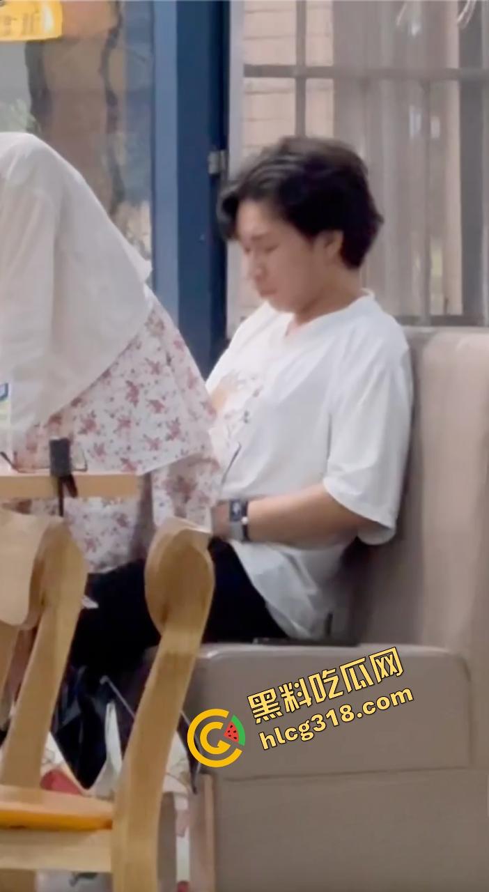 中南民族大学门口SUTAICHA酥太茶店里直接打炮，妹子青天白日坐在鸡鸡上瞄了半天才对准洞口！  第8张