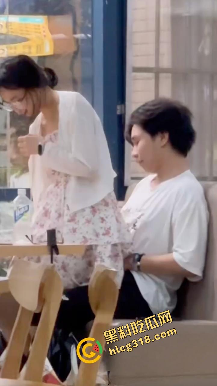 中南民族大学门口SUTAICHA酥太茶店里直接打炮，妹子青天白日坐在鸡鸡上瞄了半天才对准洞口！  第9张