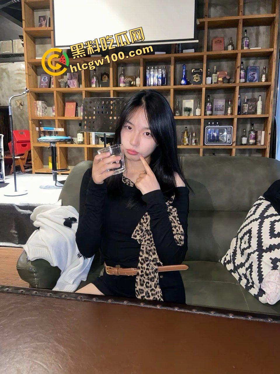 江西吉安肉感炮台短发反差骚母狗『何惠珍』抠逼猛塞淫穴 激烈草逼后入大汗淋漓！原创独家流出！  第3张