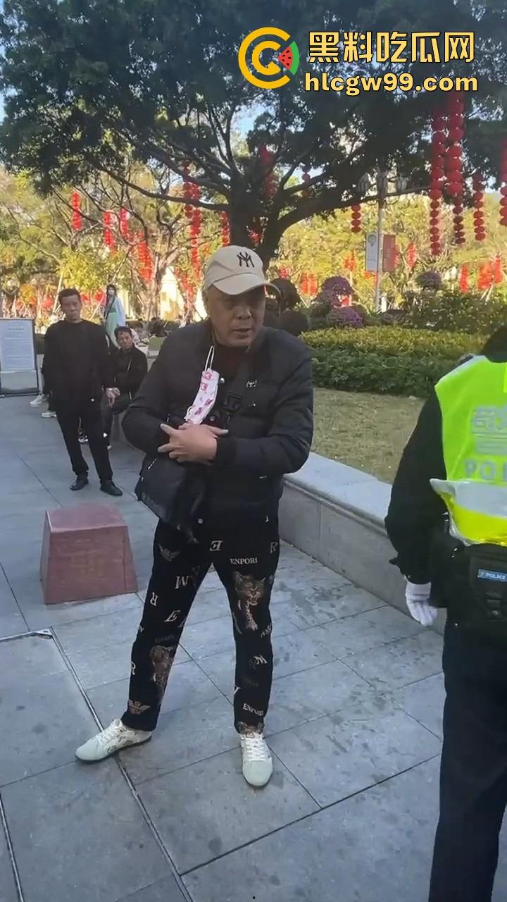 广州动漫星城惊现老色批，大爷公然性骚扰女Coser，见黑丝就上手摸屁股，现场直接炸锅！  第1张