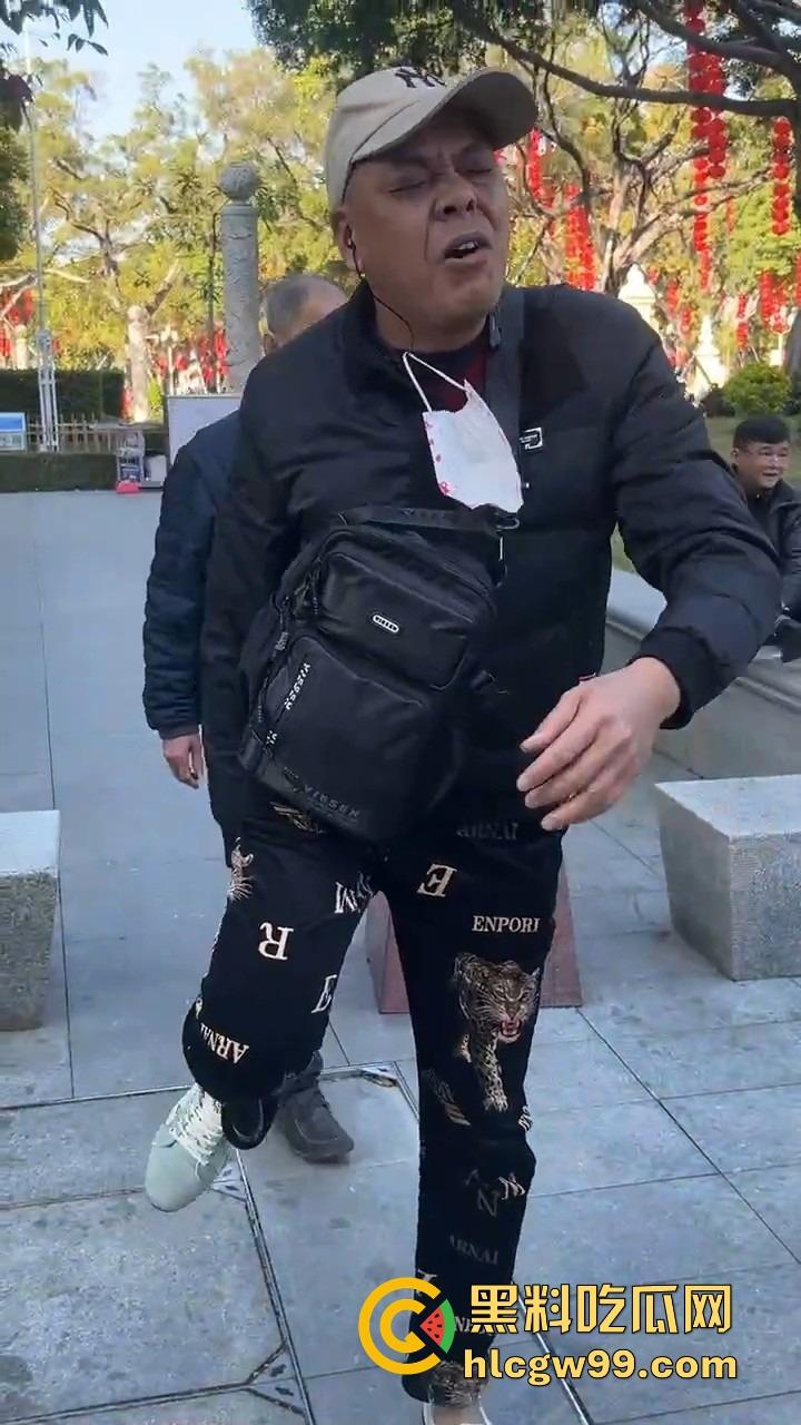 广州动漫星城惊现老色批，大爷公然性骚扰女Coser，见黑丝就上手摸屁股，现场直接炸锅！  第2张