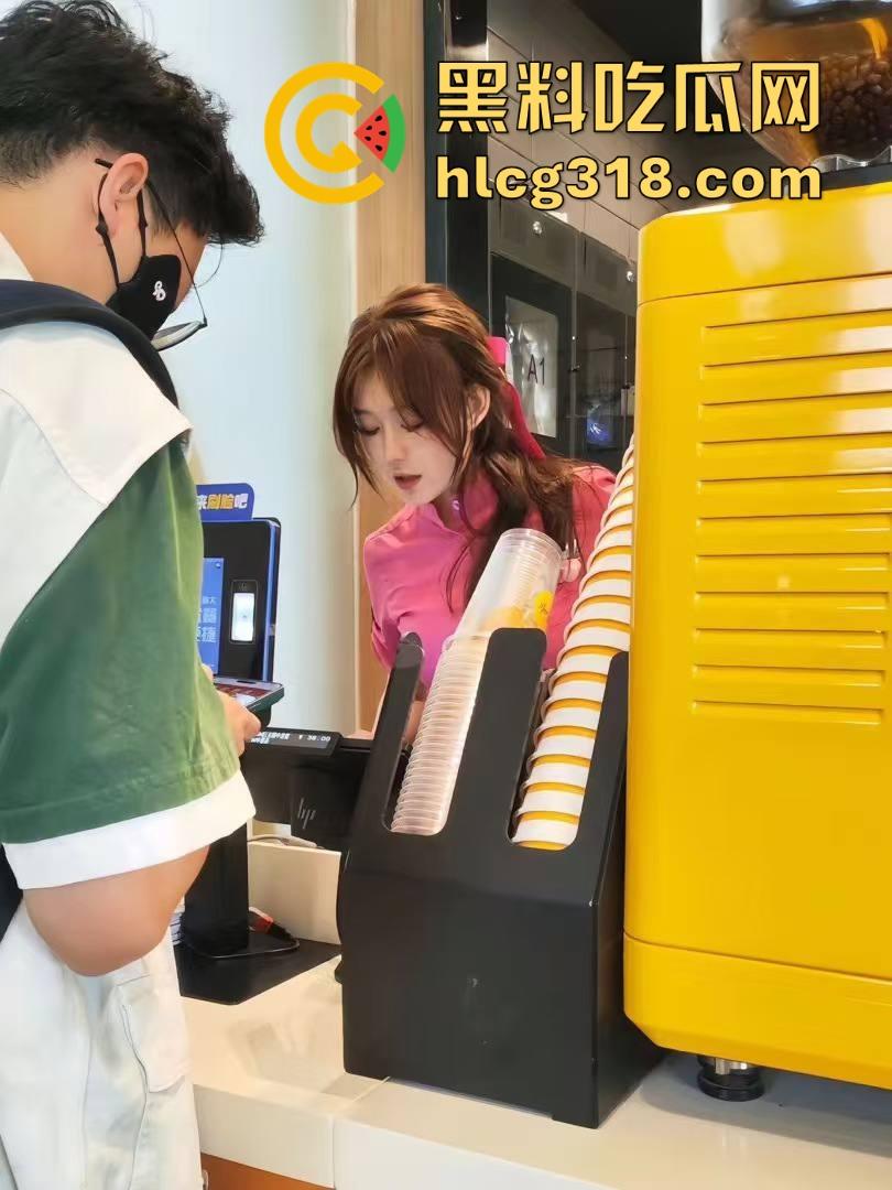 约炮南宁火车站麦当劳女服务员！脱下工作制服没想到身材这么有料，无套内射，麦当劳确实好吃！  第1张