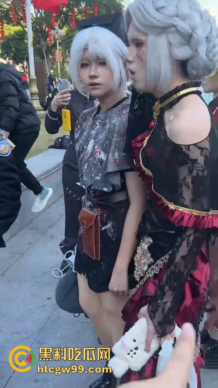 广州动漫星城惊现老色批，大爷公然性骚扰女Coser，见黑丝就上手摸屁股，现场直接炸锅！  第3张