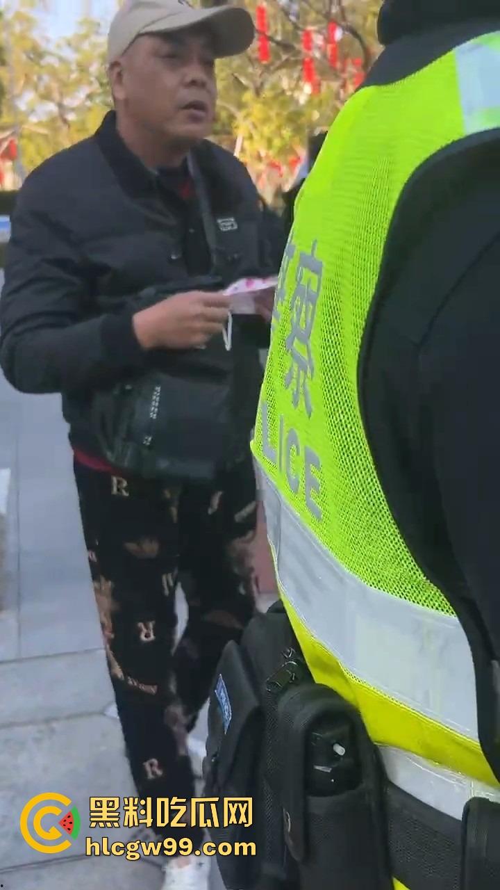 广州动漫星城惊现老色批，大爷公然性骚扰女Coser，见黑丝就上手摸屁股，现场直接炸锅！  第4张