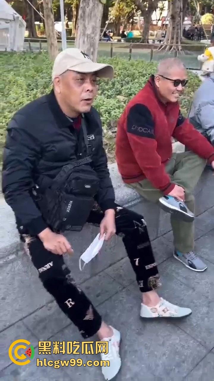 广州动漫星城惊现老色批，大爷公然性骚扰女Coser，见黑丝就上手摸屁股，现场直接炸锅！  第5张