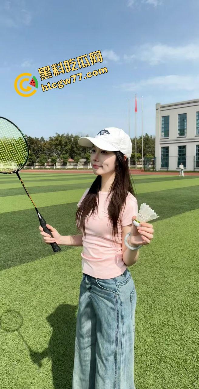 眼镜骚妻背着快枪老公开房3P,三根鸡巴轮流爆操刷锅内射,骚穴被塞爆高潮喷汁,绿帽老公直接被玩废! 第1张 眼镜骚妻背着快枪老公开房3P,三根鸡巴轮流爆操刷锅内射,骚穴被塞爆高潮喷汁,绿帽老公直接被玩废! 第1张