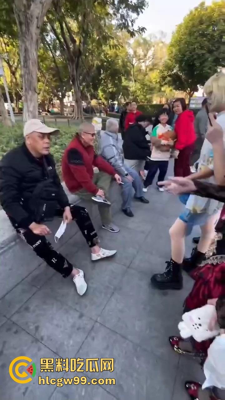 广州动漫星城惊现老色批，大爷公然性骚扰女Coser，见黑丝就上手摸屁股，现场直接炸锅！  第6张