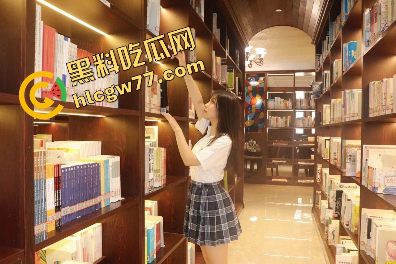 眼镜骚妻背着快枪老公开房3P,三根鸡巴轮流爆操刷锅内射,骚穴被塞爆高潮喷汁,绿帽老公直接被玩废! 第2张 眼镜骚妻背着快枪老公开房3P,三根鸡巴轮流爆操刷锅内射,骚穴被塞爆高潮喷汁,绿帽老公直接被玩废! 第2张