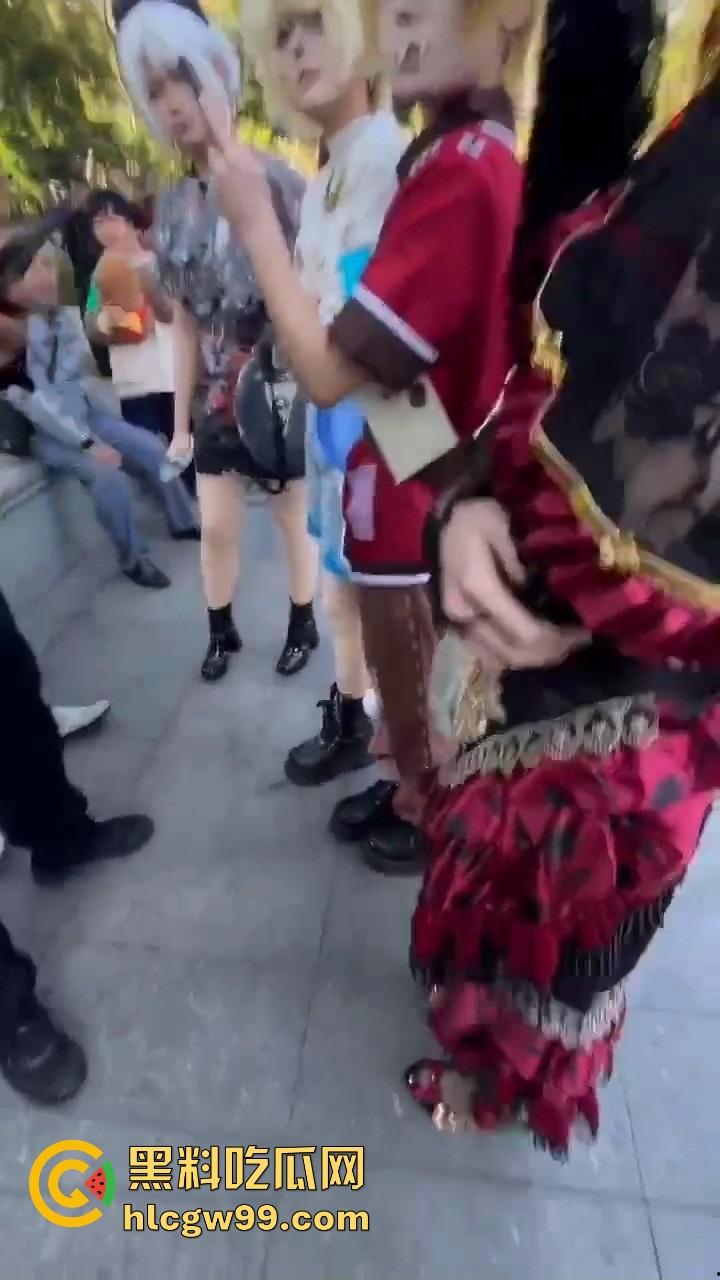 广州动漫星城惊现老色批，大爷公然性骚扰女Coser，见黑丝就上手摸屁股，现场直接炸锅！  第7张