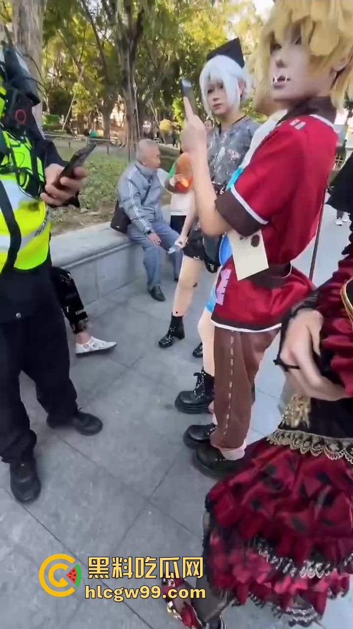 广州动漫星城惊现老色批，大爷公然性骚扰女Coser，见黑丝就上手摸屁股，现场直接炸锅！  第8张