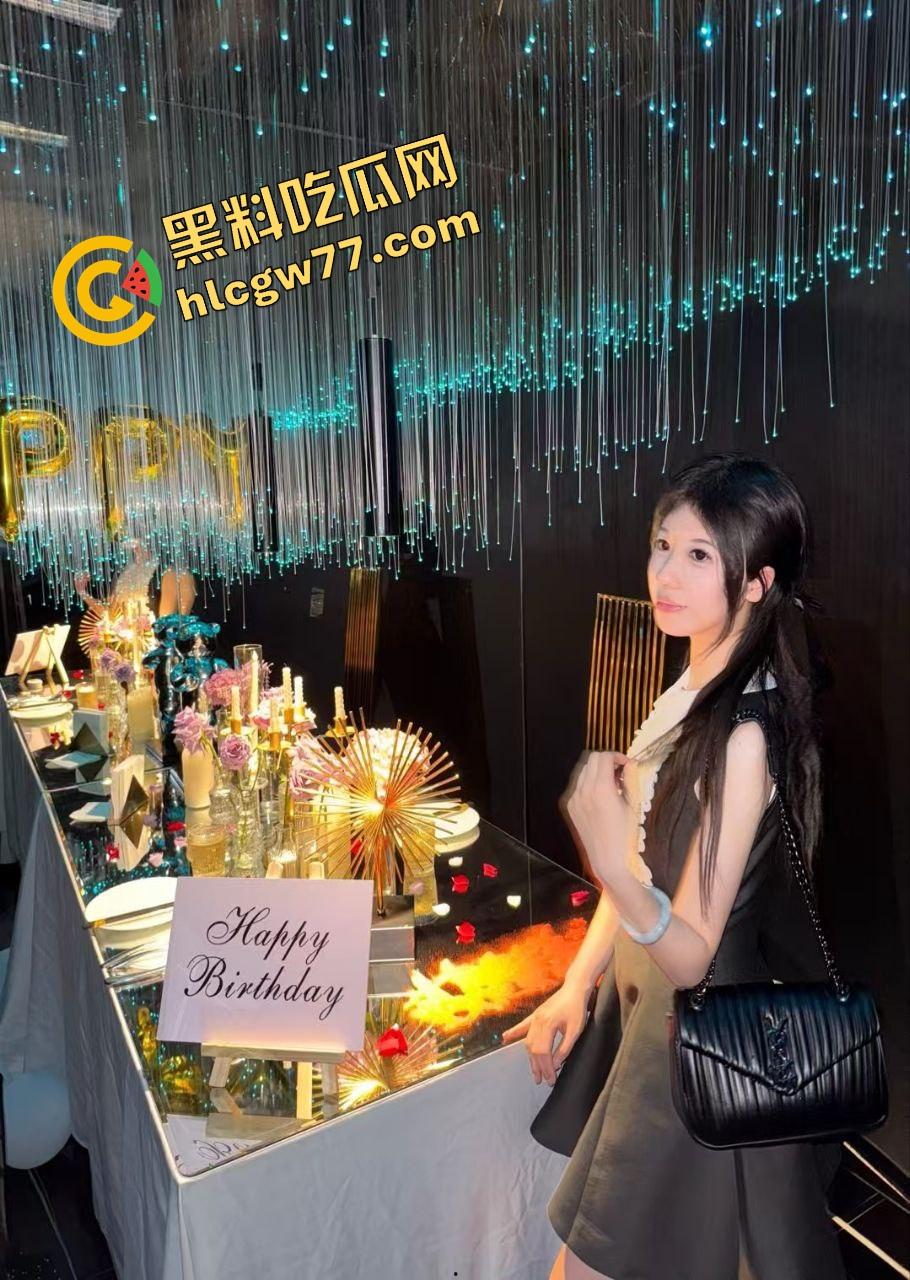 眼镜骚妻背着快枪老公开房3P,三根鸡巴轮流爆操刷锅内射,骚穴被塞爆高潮喷汁,绿帽老公直接被玩废! 第3张 眼镜骚妻背着快枪老公开房3P,三根鸡巴轮流爆操刷锅内射,骚穴被塞爆高潮喷汁,绿帽老公直接被玩废! 第3张