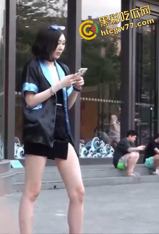 长沙制服女被调教执行真空任务，短裙蹲下瞬间走光露出白虎逼，骚到路人狂回头！  第6张