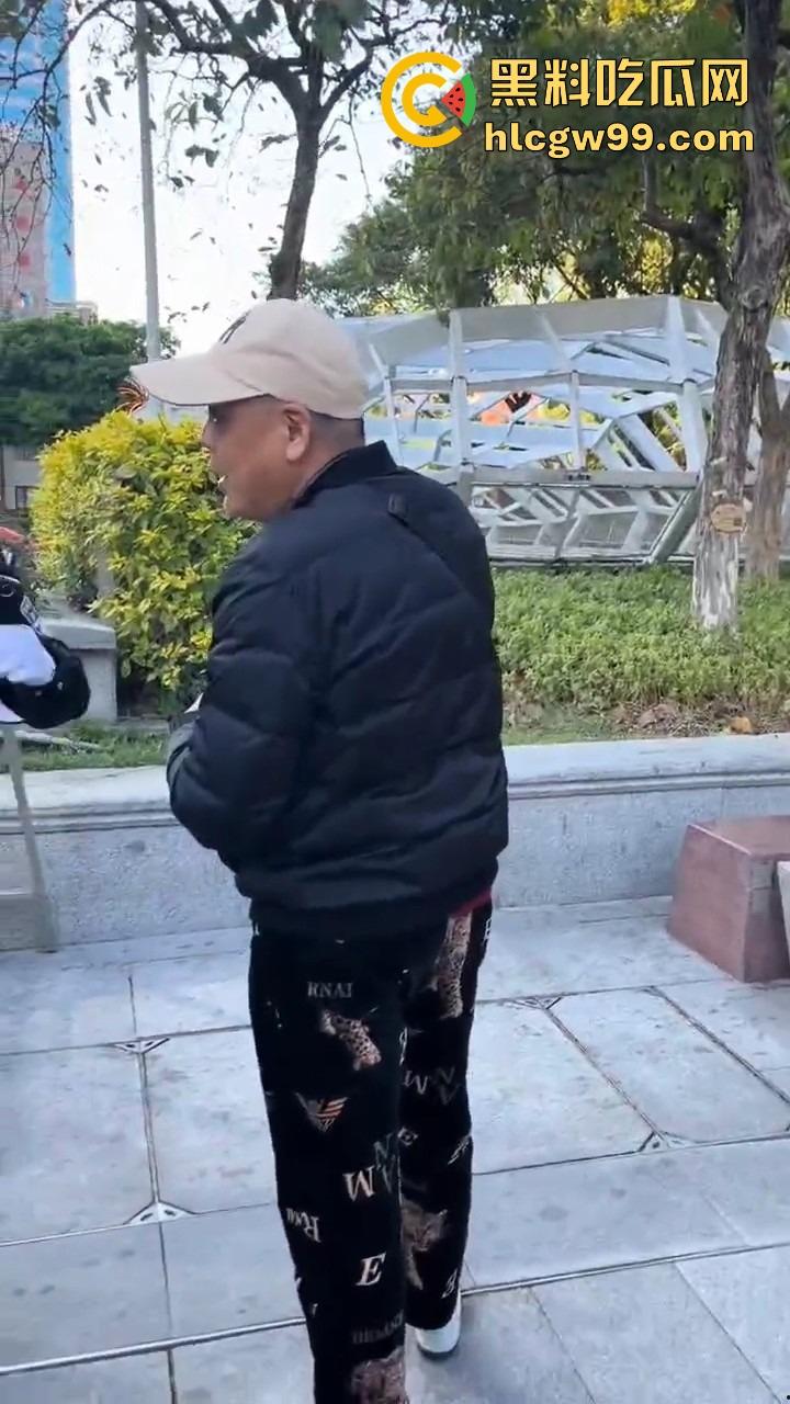 广州动漫星城惊现老色批，大爷公然性骚扰女Coser，见黑丝就上手摸屁股，现场直接炸锅！  第9张