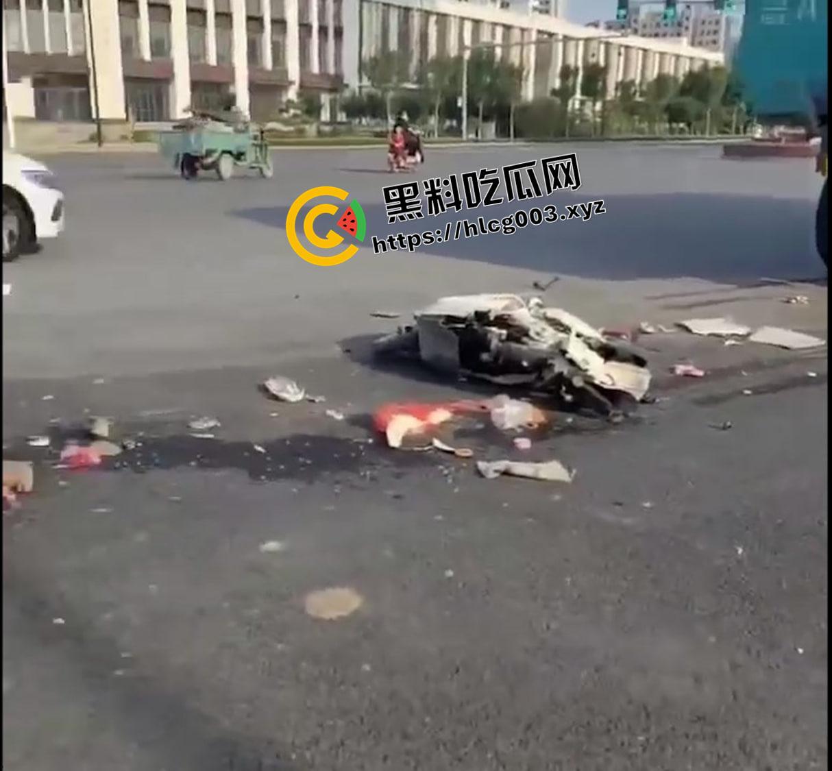 血腥慎入！济南商河车祸现场 脑袋被压爆 脑浆和内脏散落一地 现场视频流出  第1张