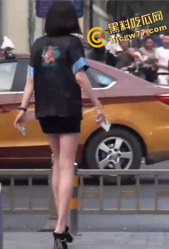 长沙制服女被调教执行真空任务，短裙蹲下瞬间走光露出白虎逼，骚到路人狂回头！  第9张