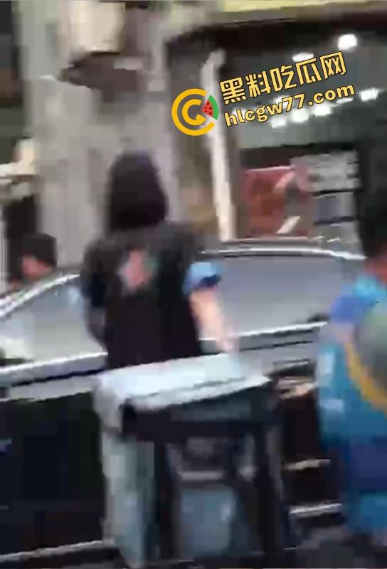 长沙制服女被调教执行真空任务，短裙蹲下瞬间走光露出白虎逼，骚到路人狂回头！  第11张