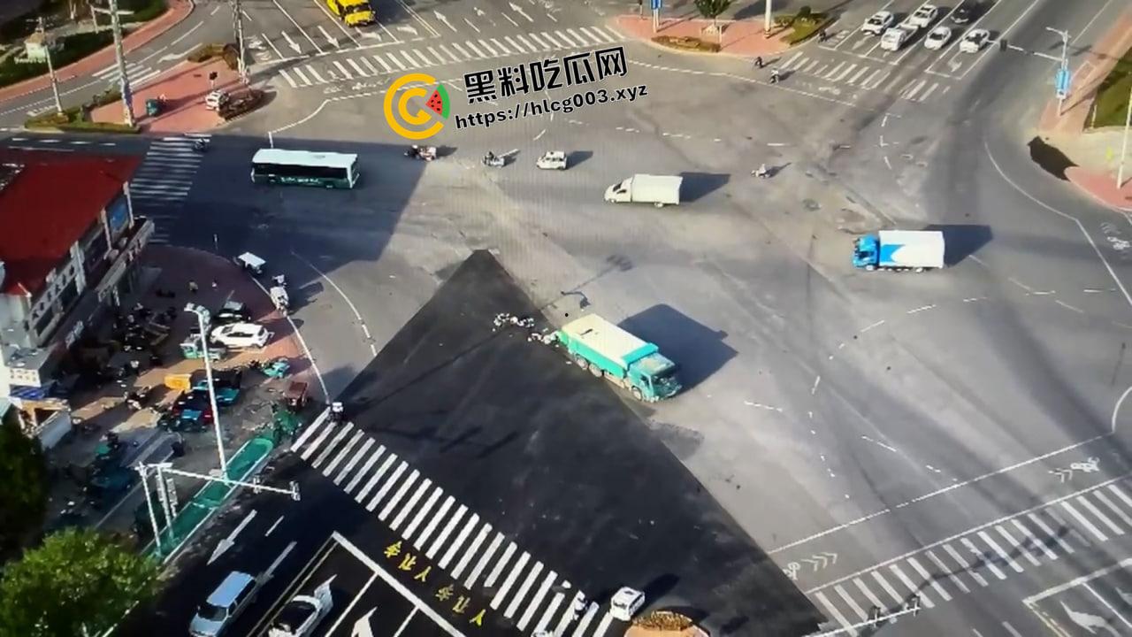 血腥慎入！济南商河车祸现场 脑袋被压爆 脑浆和内脏散落一地 现场视频流出  第4张