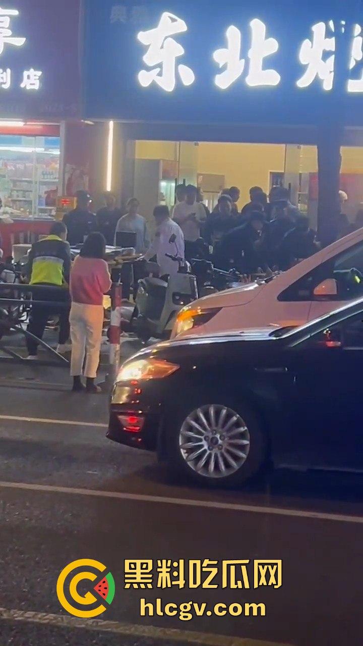 南通东北烧烤场闹大事！两桌人喝多对视一眼就起冲突，口角升级直接捅人！看人一眼都要命！  第4张