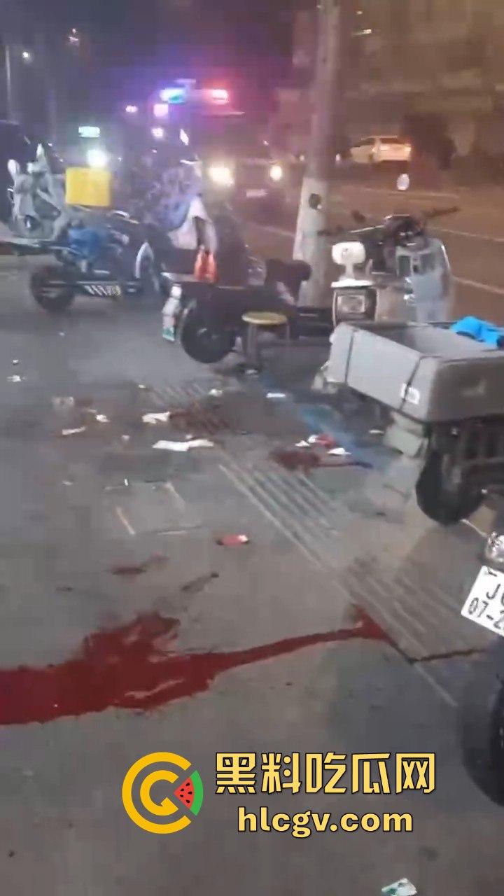 南通东北烧烤场闹大事！两桌人喝多对视一眼就起冲突，口角升级直接捅人！看人一眼都要命！  第6张