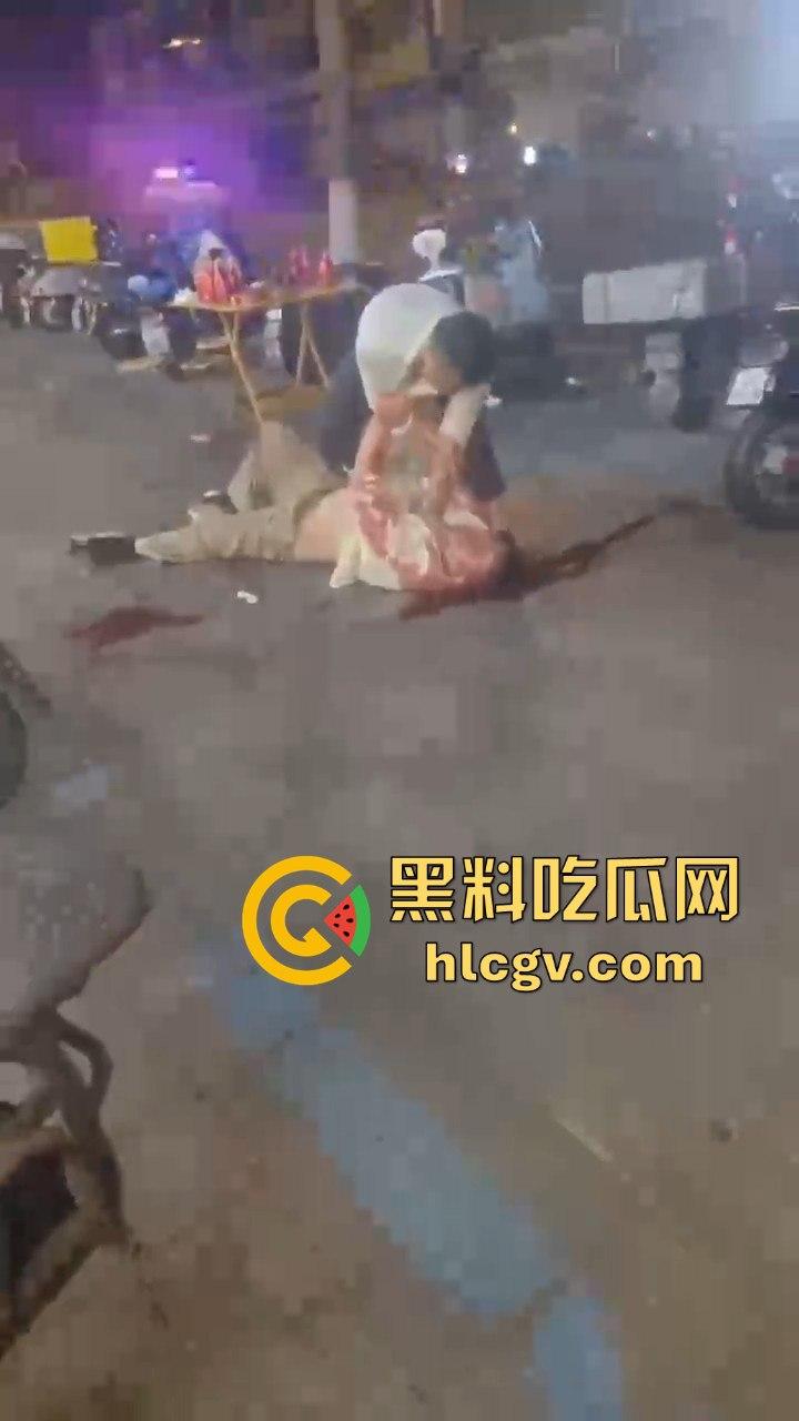 南通东北烧烤场闹大事！两桌人喝多对视一眼就起冲突，口角升级直接捅人！看人一眼都要命！  第7张