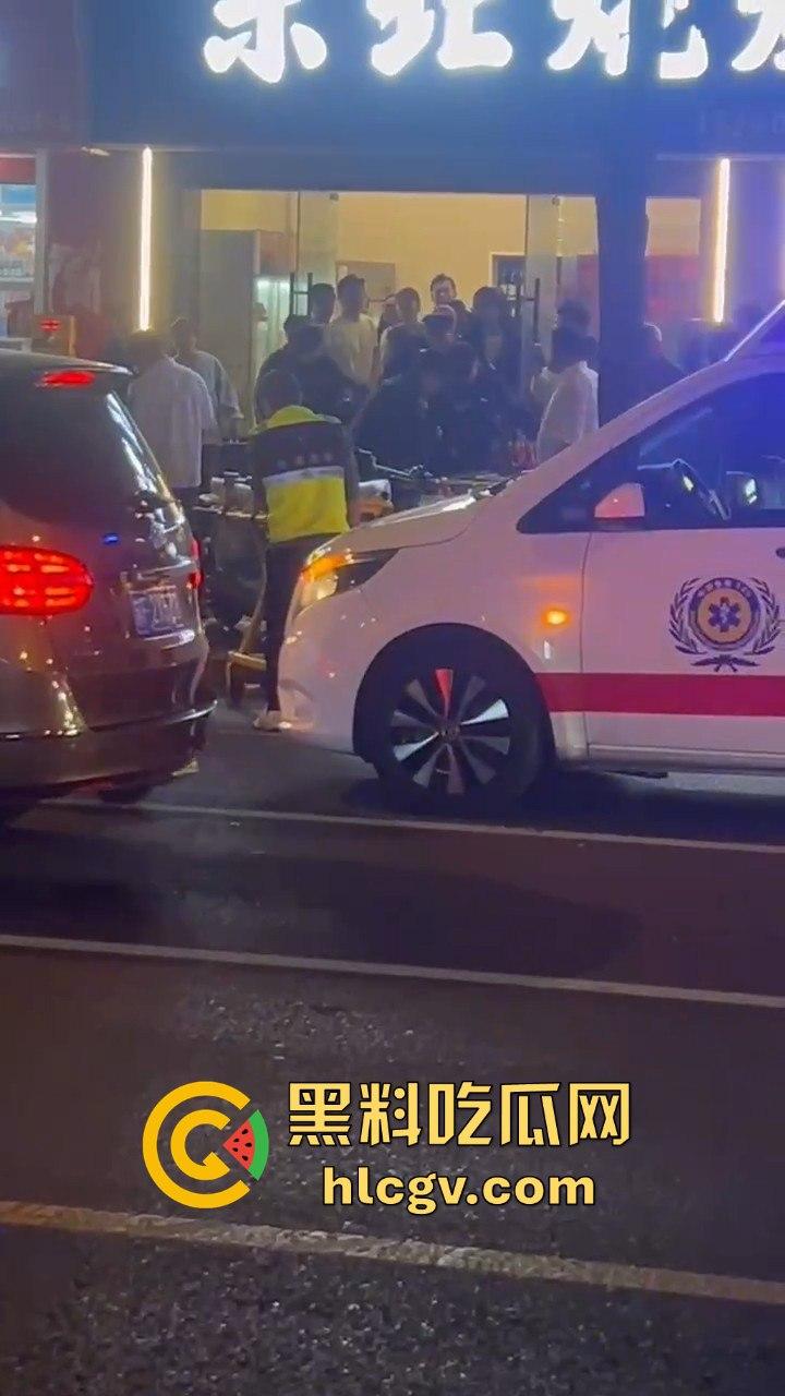 南通东北烧烤场闹大事！两桌人喝多对视一眼就起冲突，口角升级直接捅人！看人一眼都要命！  第8张