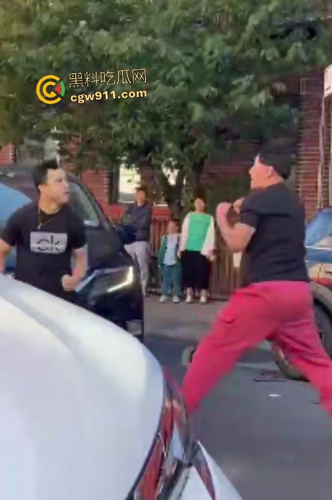 美国街头白人种族主义者狂喷黄种人歧视辱骂，被黄种拳皇暴揍成狗，嚣张叫嚣come here还挨拳反杀！  第1张