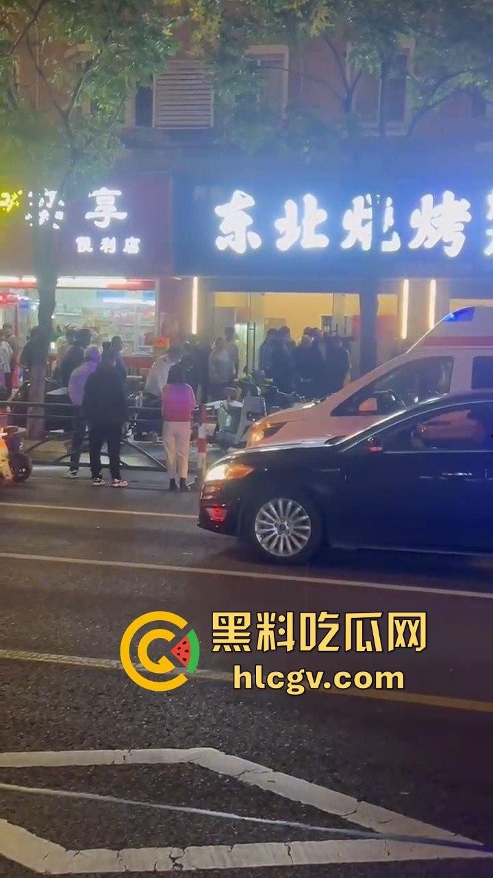 南通东北烧烤场闹大事！两桌人喝多对视一眼就起冲突，口角升级直接捅人！看人一眼都要命！  第9张