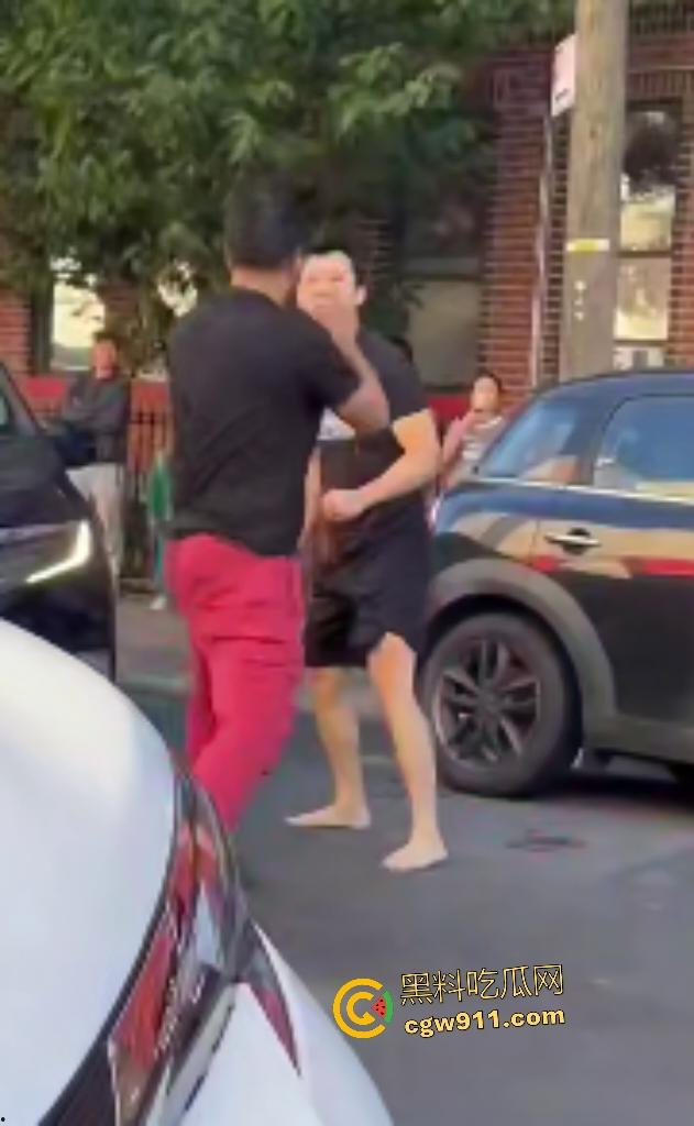 美国街头白人种族主义者狂喷黄种人歧视辱骂，被黄种拳皇暴揍成狗，嚣张叫嚣come here还挨拳反杀！  第2张