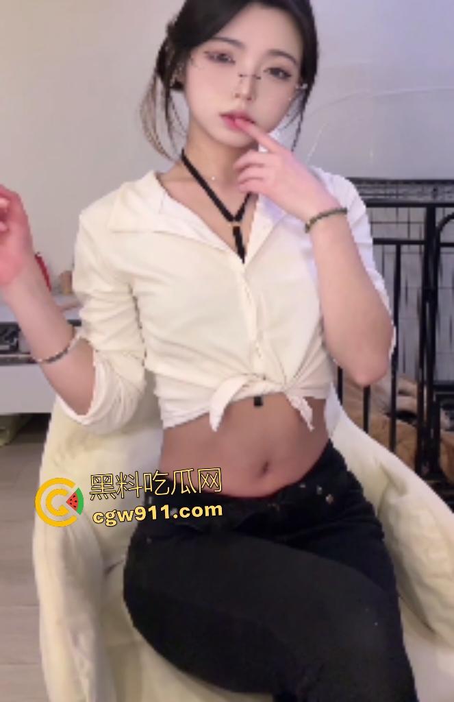 快手网红【媮晚】大尺度情趣舞蹈，跳着中途就脱光，透过透明内裤逼毛显露，这小舞扭得有点心动了！  第7张