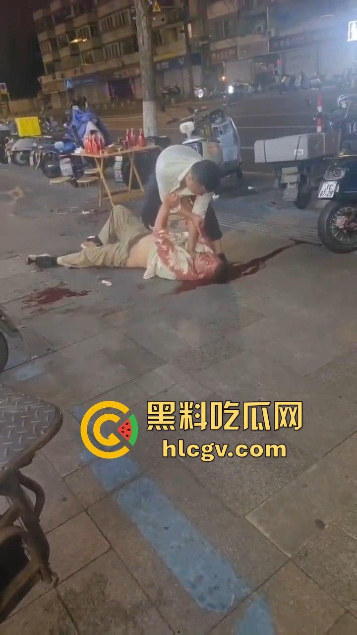 南通东北烧烤场闹大事！两桌人喝多对视一眼就起冲突，口角升级直接捅人！看人一眼都要命！  第10张
