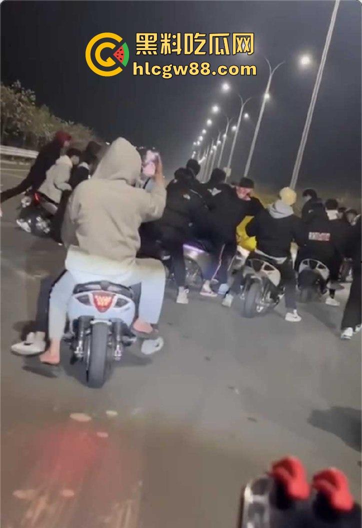 广东江门精神小伙儿行驶改装摩托与无牌轿车碰撞发生惨烈车祸 摩托车主当场凉了 车祸现场曝光！  第12张