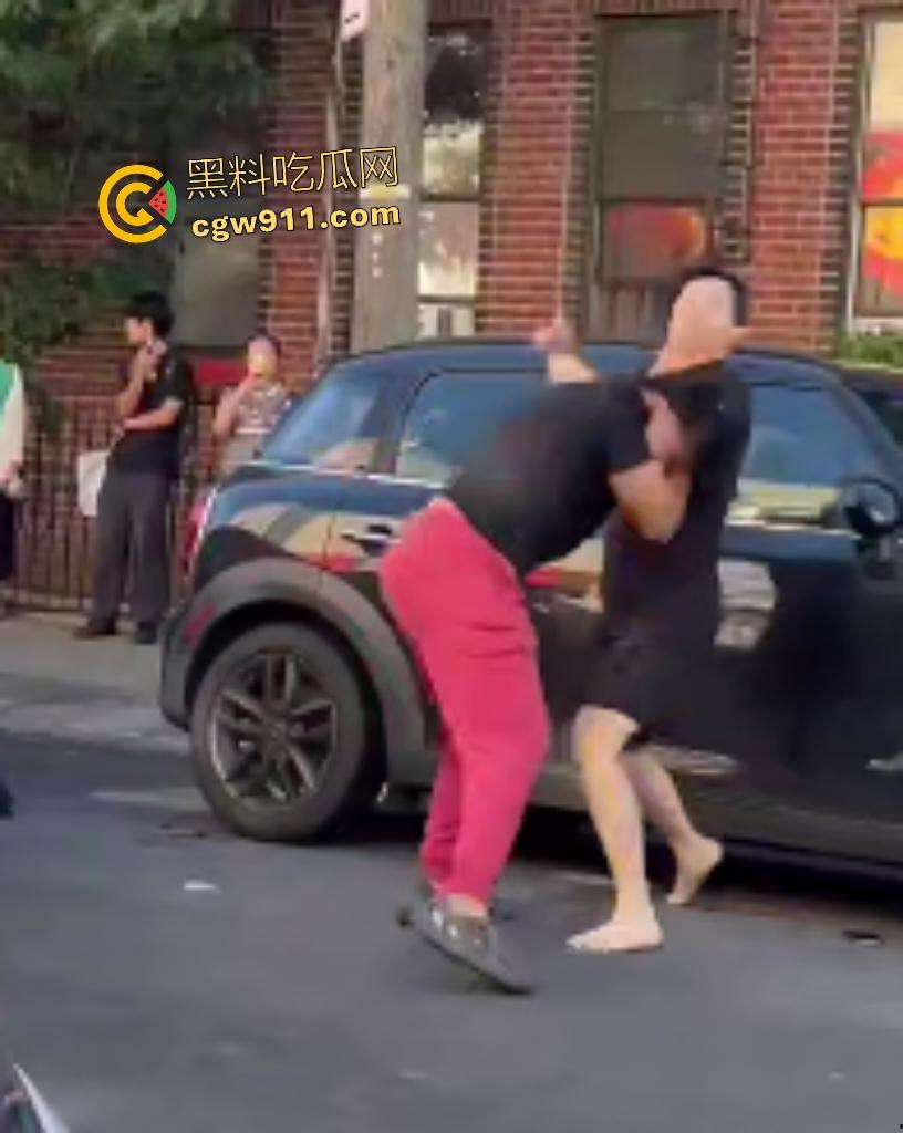 美国街头白人种族主义者狂喷黄种人歧视辱骂，被黄种拳皇暴揍成狗，嚣张叫嚣come here还挨拳反杀！  第3张
