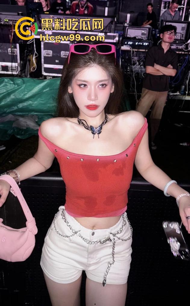 海口电音节小仙女玩得真花，乳贴当衣服半裸晃奶，这是货比三家，方便海王们精挑细选精准下单？  第1张