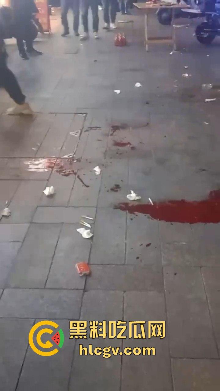 南通东北烧烤场闹大事！两桌人喝多对视一眼就起冲突，口角升级直接捅人！看人一眼都要命！  第11张