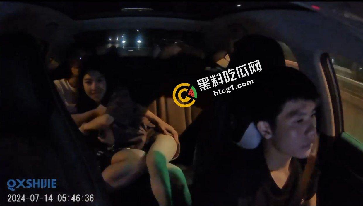 南京长途网约车司机载客 饥渴小情侣后排腻歪亲嘴口交 司机当做没看见 监控录像传出 第1张 南京长途网约车司机载客 饥渴小情侣后排腻歪亲嘴口交 司机当做没看见 监控录像传出 第1张