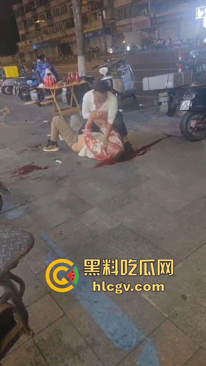 南通东北烧烤场闹大事！两桌人喝多对视一眼就起冲突，口角升级直接捅人！看人一眼都要命！  第12张