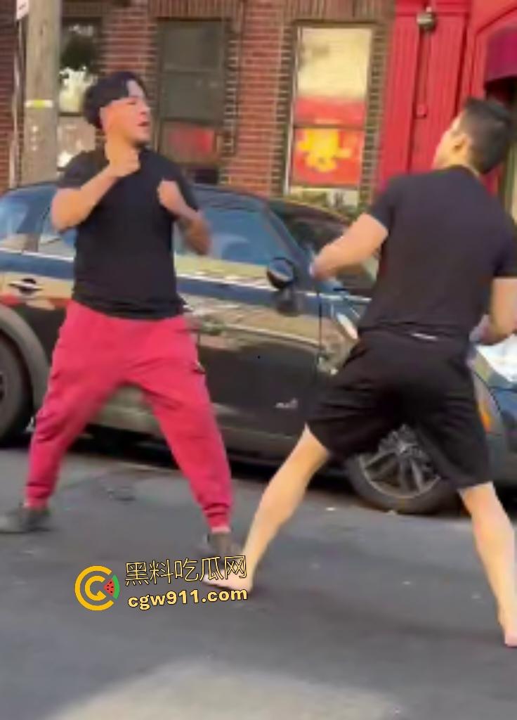 美国街头白人种族主义者狂喷黄种人歧视辱骂，被黄种拳皇暴揍成狗，嚣张叫嚣come here还挨拳反杀！  第5张