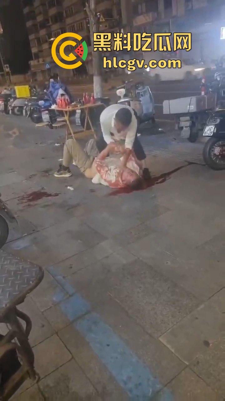 南通东北烧烤场闹大事！两桌人喝多对视一眼就起冲突，口角升级直接捅人！看人一眼都要命！  第13张