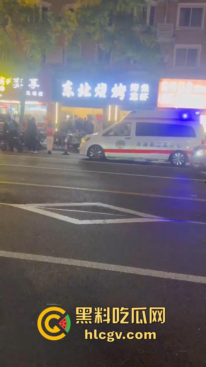 南通东北烧烤场闹大事！两桌人喝多对视一眼就起冲突，口角升级直接捅人！看人一眼都要命！  第14张