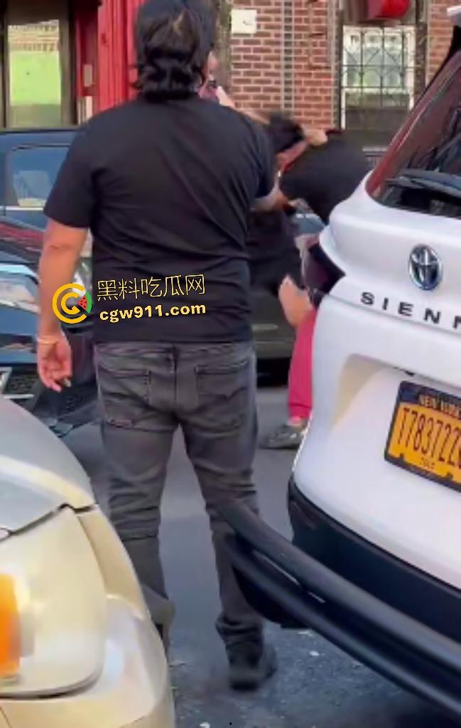 美国街头白人种族主义者狂喷黄种人歧视辱骂，被黄种拳皇暴揍成狗，嚣张叫嚣come here还挨拳反杀！  第6张