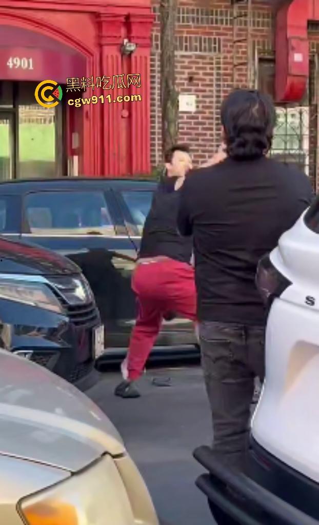 美国街头白人种族主义者狂喷黄种人歧视辱骂，被黄种拳皇暴揍成狗，嚣张叫嚣come here还挨拳反杀！  第7张