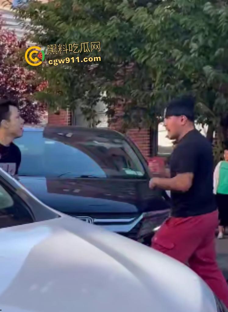 美国街头白人种族主义者狂喷黄种人歧视辱骂，被黄种拳皇暴揍成狗，嚣张叫嚣come here还挨拳反杀！  第8张