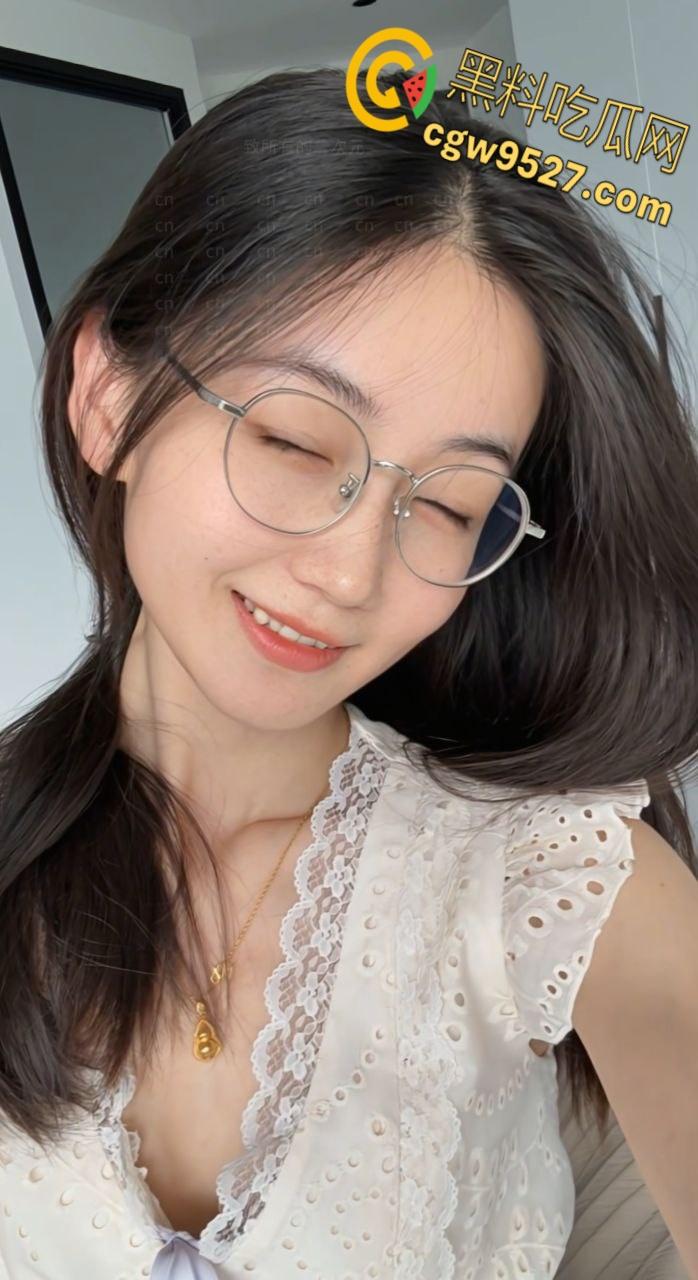 上海浦东眼镜婊【刘安娜】，自拍淫荡视频勾引单男，全程露脸粉嫩蜜穴若隐若现，骚臀黑丝诱惑天花板！  第1张