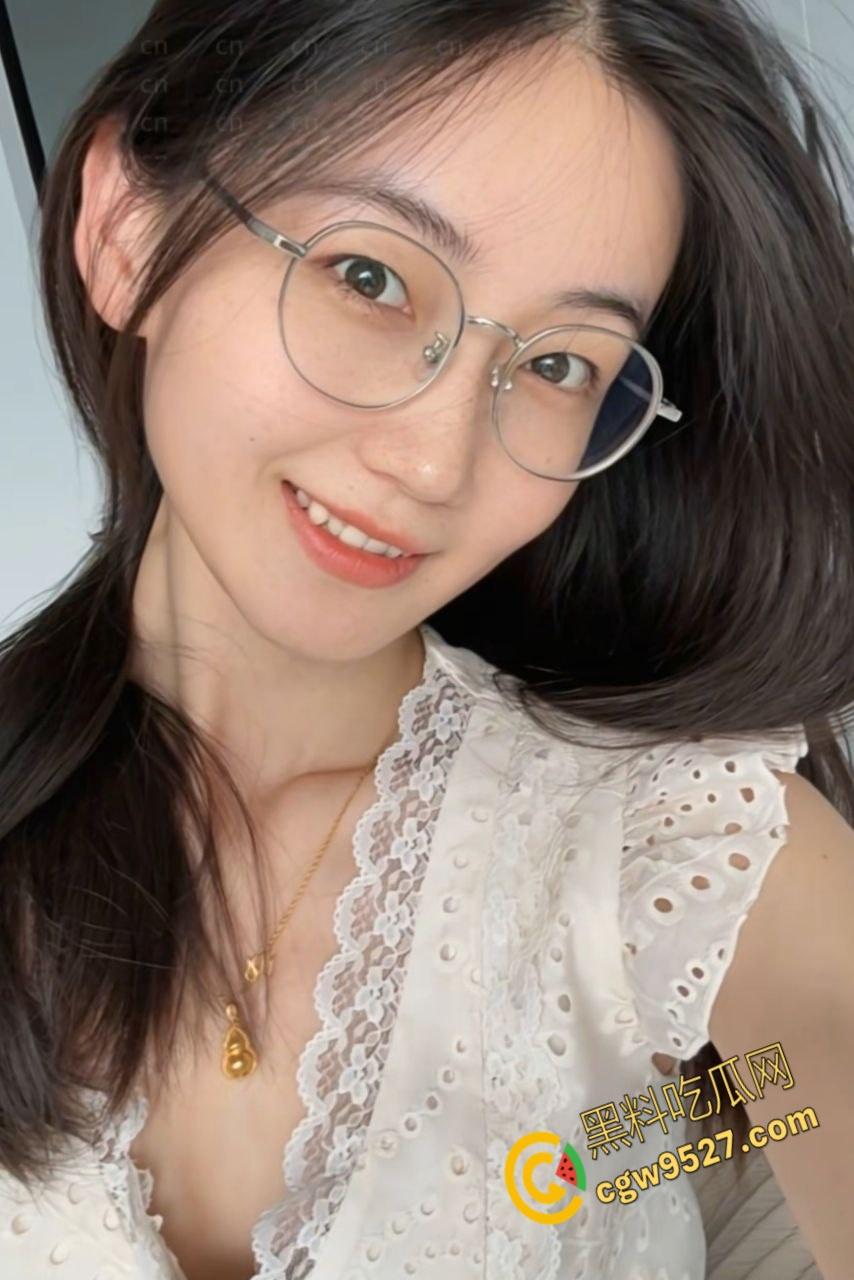 上海浦东眼镜婊【刘安娜】，自拍淫荡视频勾引单男，全程露脸粉嫩蜜穴若隐若现，骚臀黑丝诱惑天花板！  第2张