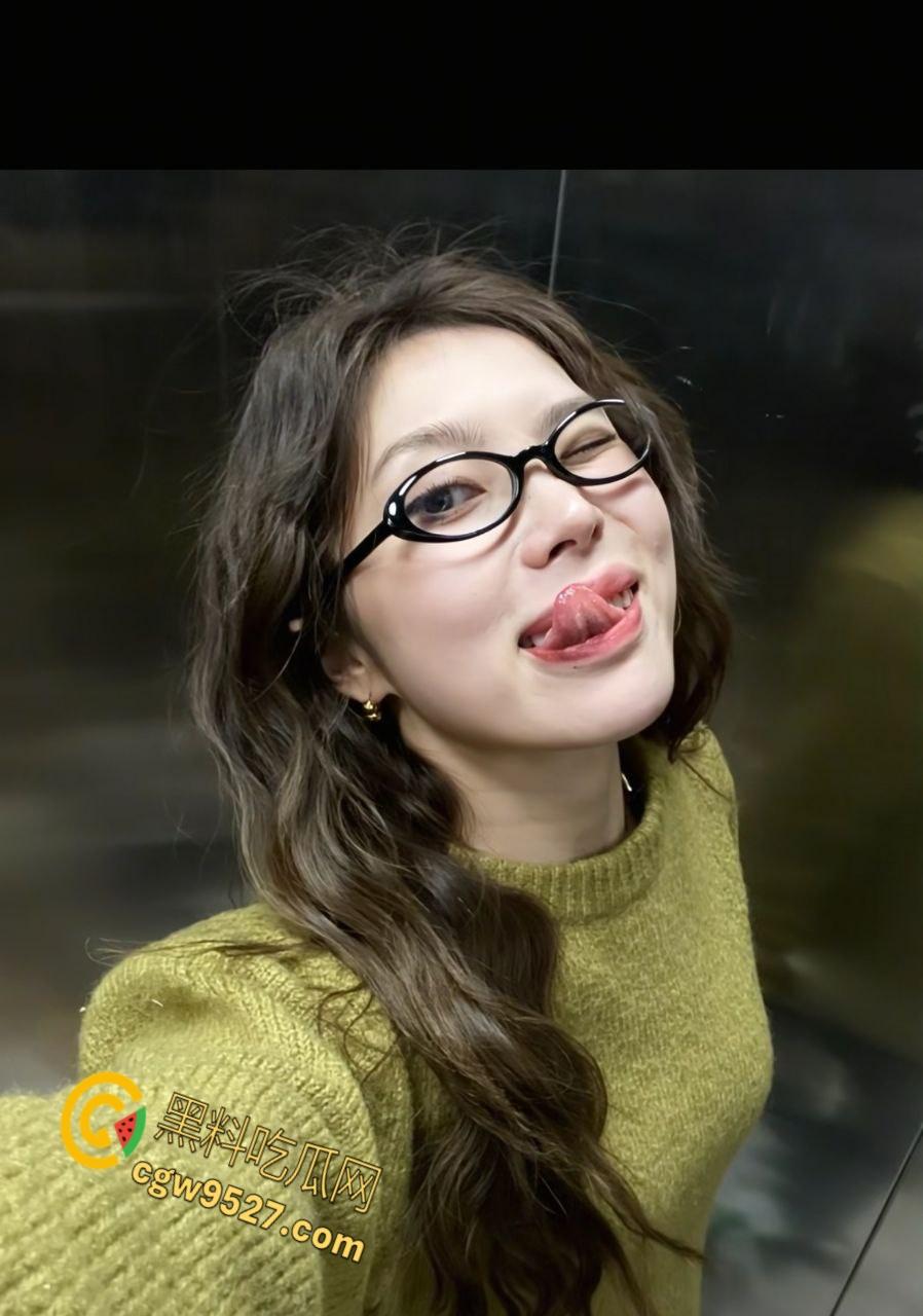 上海浦东眼镜婊【刘安娜】，自拍淫荡视频勾引单男，全程露脸粉嫩蜜穴若隐若现，骚臀黑丝诱惑天花板！  第4张