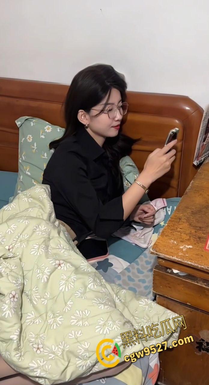 上海浦东眼镜婊【刘安娜】，自拍淫荡视频勾引单男，全程露脸粉嫩蜜穴若隐若现，骚臀黑丝诱惑天花板！  第5张