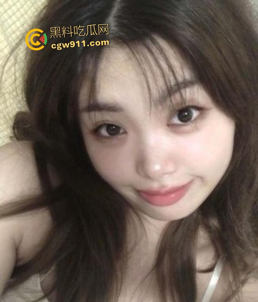 河南理工大学文静女神【邵雨薇】偷吃禁果，床上秒变淫荡母狗，无毛嫩逼被男友抬腿扛肩深插到底！  第1张